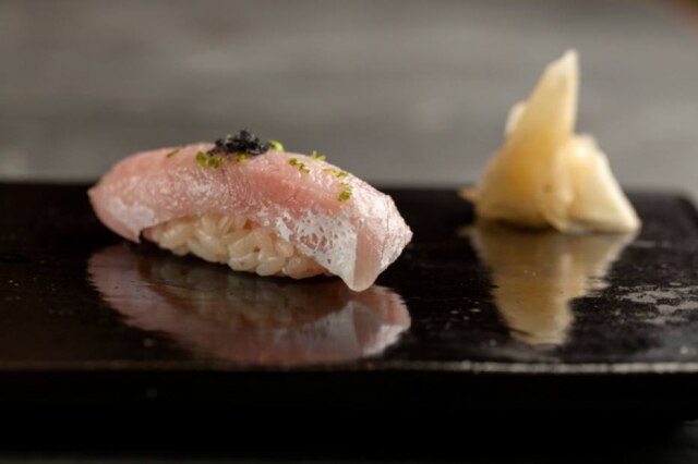 Sushi de buri preparado pelo chef Edson Yamashita do Ryo