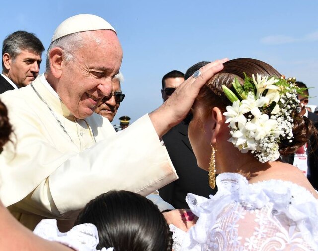 Vicenzo Pinto/AFP Papa Francisco chega à cidade peruana Trujillo