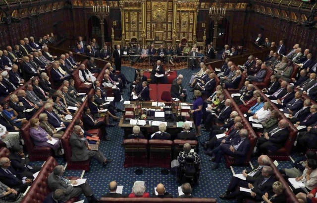 Kirsty Wigglesworth/Reuters Um membro da Câmara dos Lordes da Inglaterra pediu demissão do cargo que ocupava no governo após se atrasar dois minutos para o início da sessão parlamentar