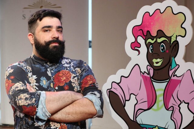 Raúl Martínez/EFE O artista uruguaio Leho de Sosa junto com um dos personagens de 'Teen Trans'.
