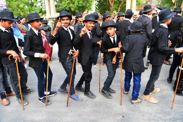Indranil Mukherjee/AFP Photo Cerca de 300 pessoas se reuniram em Adipur, na Índia, para celebrar o 129º aniversário de Charles Chaplin.