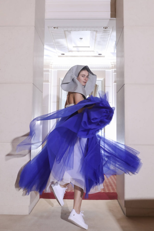 Maya Anwar/The New York Times Um dos looks de Mashael AlRajhi, na Arab Fashion Week em Riad