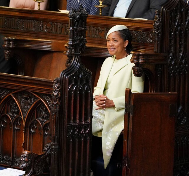 Dominic Lipinski/Pool via REUTERS Doria Ragland, a mãe da noiva, foi com conjunto Oscar de la Renta verde claro e um chapéu que parece uma boina