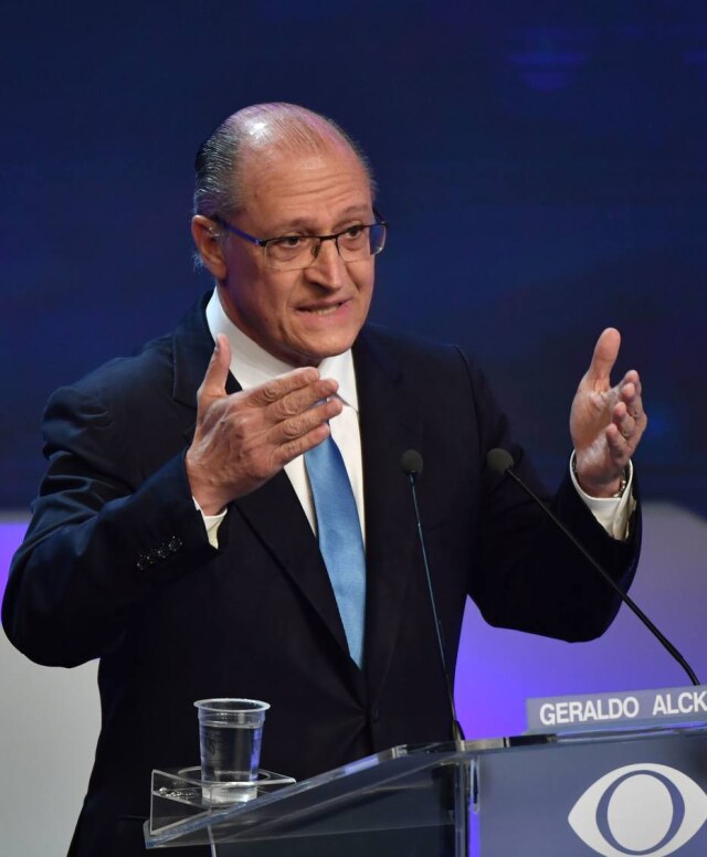 Nelson ALMEIDA / AFP Geraldo Alckmin estava com a cor de seu partido na gravata