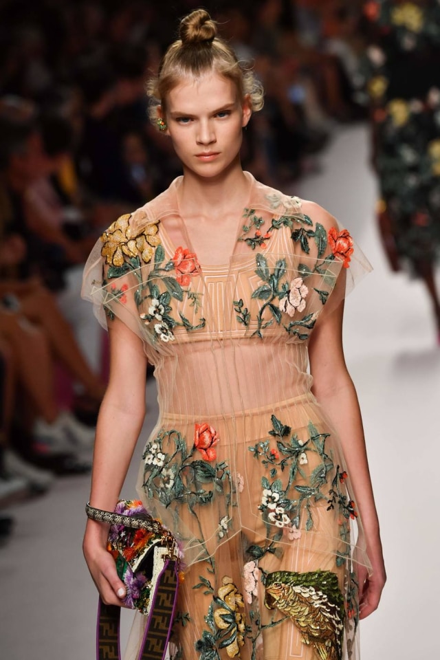 Andreas SOLARO/AFP Um dos vestidos com bordados florais e de pássaros da nova coleção da Fendi