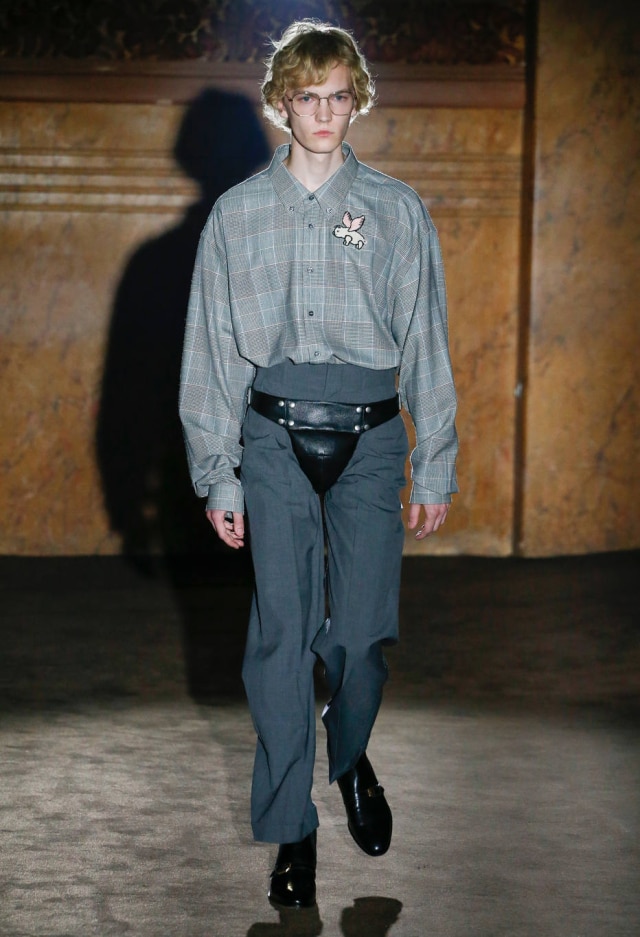 Cortesia Gucci No look masculino tradicional, um jock strap confere um quê de fetiche (e de underground) à apresentação