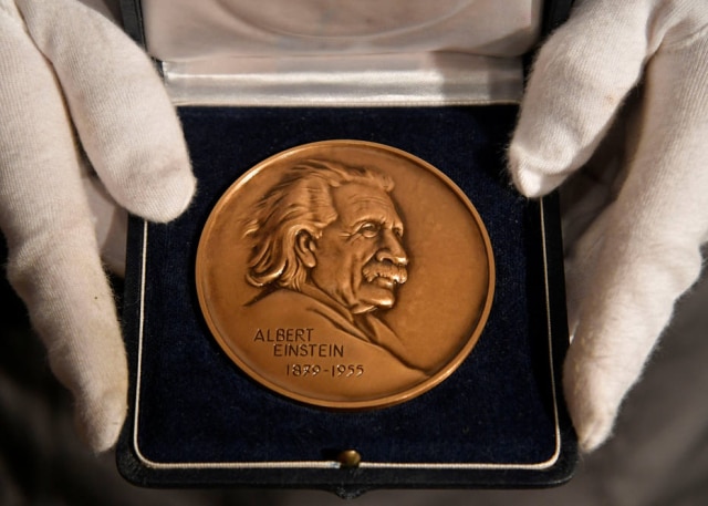 Toby Melville / Reuters Prêmio Albert Einstein entregue a Stephen Hawking que irá a leilão na Christie's.