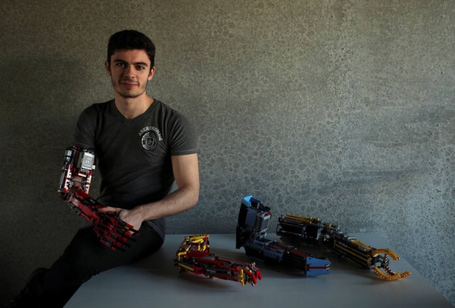Albert Gea/Reuters David Aguliar, de 19 anos, com suas próteses feitas com pelças de Lego.
