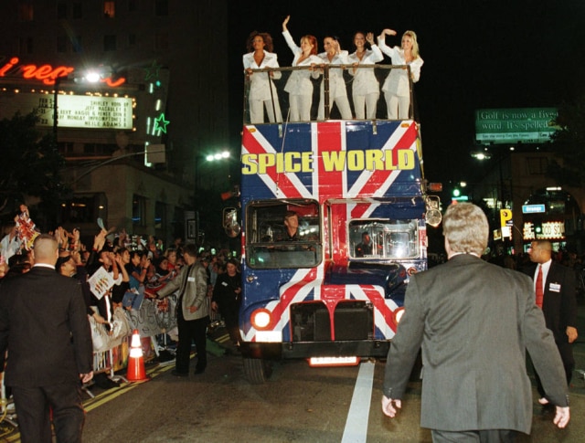 Hal Garb / REUTERS Ônibus das Spice Girls ficou famoso após o filme 'Spice World', de 1997.