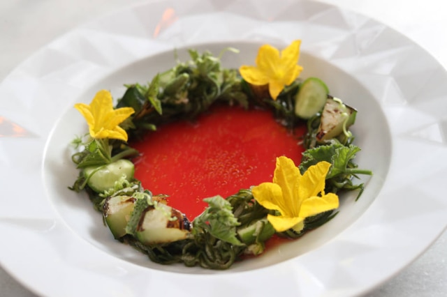 Salada com folhas e flor de pepino servida com gaspacho de melancia