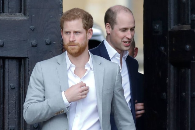 Tolga Akmen/AFP Príncipe Harry e príncipe William no dia anterior ao casamento do duque de Sussex com Meghan Markle.