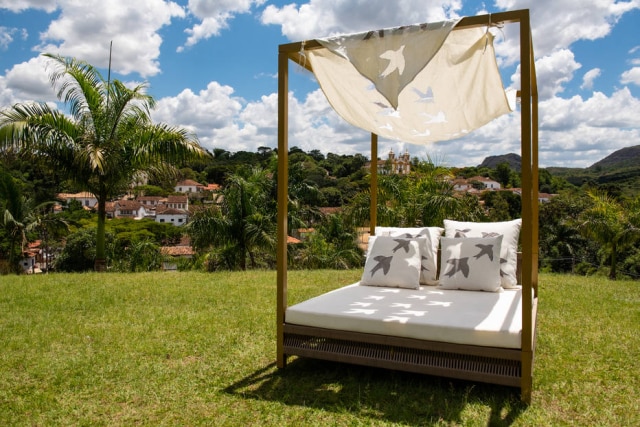Josi Fiuza Conforto ampliado: cama com dossel, guarnecida de roupas de cama assinadas por Ronaldo Fraga