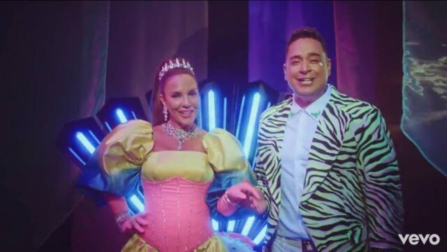 Ivete Sangalo e Xanddy no clipe do single 'Ta solteira, mas não tá sozinha'