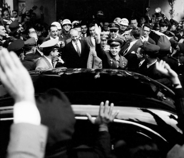 Acervo/ Estadão Yuri Gagarin é seguido por uma multidão de fãs durante visita ao Brasil. São Paulo, SP, 1961.
