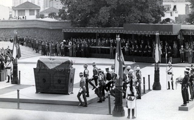 Acervo/Estadão Os despojos de D. Pedro I são transportados para serem sepultados no Monumento à Independência durante as comemorações dos 150 anos da proclamação, São Paulo, SP, 1972