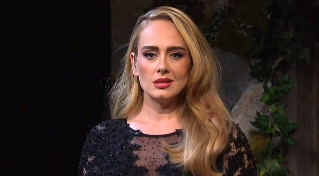 Reprodução de 'Adele - Hello (The Bachelor-SNL/2020)' / YouTube / Adeleamx 'Meu corpo foi objetificado em toda a minha carreira. Visualmente, eu representei muitas mulheres, mas ainda sou a mesma pessoa', diz Adele sobre perda de peso.