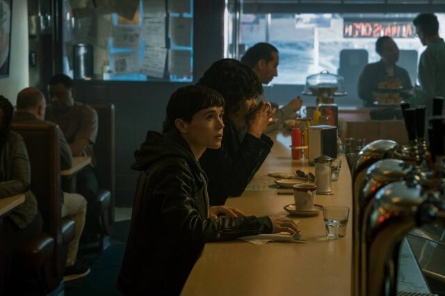 Twitter/@TheElliotPage Elliot Page revelou que seu personagem em 'The Umbrella Academy' passará por transição de gênero.
