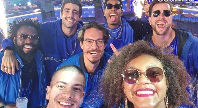 Instagram / @bbb Em clima de despedida, brothers curtiram shows de Jorge Aragão e o pagodinho do Menos é Mais.