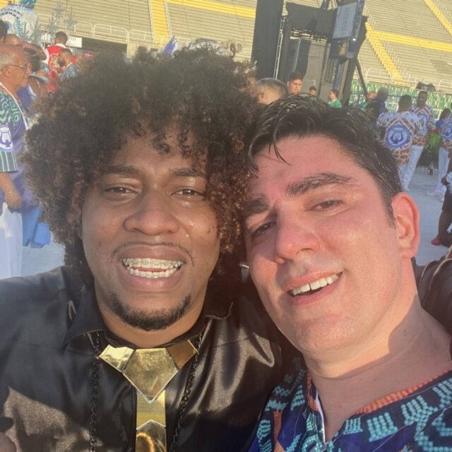 Twitter/@MarceloAdnet Marcelo Adnet publicou foto emocionado ao lado de Mestre Laion após desfile na Sapucaí.