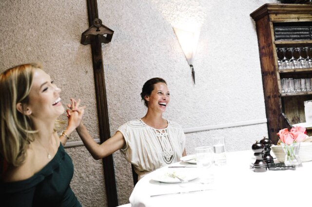 Christopher Gregory/The New York Times Christy Turlington, modelo que fez sucesso nos anos 1990, e Karlie Kloss, uma das principais tops da atualidade, se encontraram para uma conversa sobre moda, educação e filantropia em um restaurante de Nova York