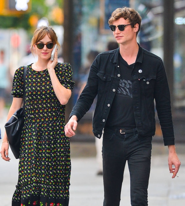 Bang Showbiz Dakota Johnson e o músico Matthew Hitt terminaram o namoro por conta da agenda lotada da atriz.