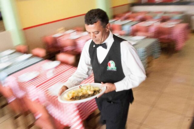 Daniel Teixeira|Estadão Garçom em restaurante de São Paulo