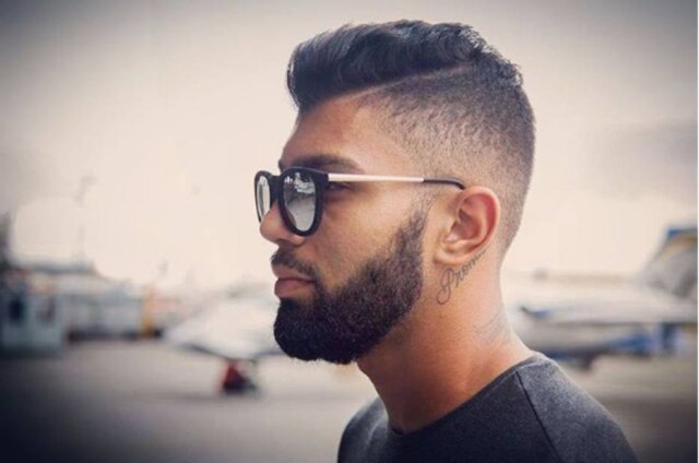 Reprodução/ Instagram Além de serem esportistas talentosos, os atletas da Olimpíada lançam mão de cabelos coloridos, cortes extravagantes, tatuagens e looks cheios de personalidade. Na foto, o jogador da seleção brasileira Gabriel Barbosa.