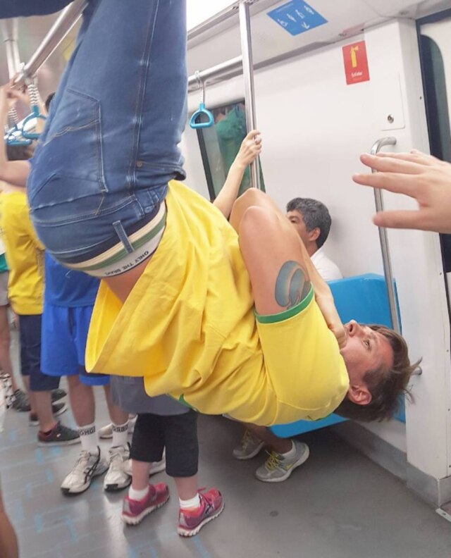 Reprodução/Instagram Dado Dolabella se pendurou em barras do metrô