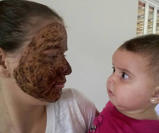 www.facebook.com/cris.candido.7 Bebê não reconheceu a mãe com a máscara facial.