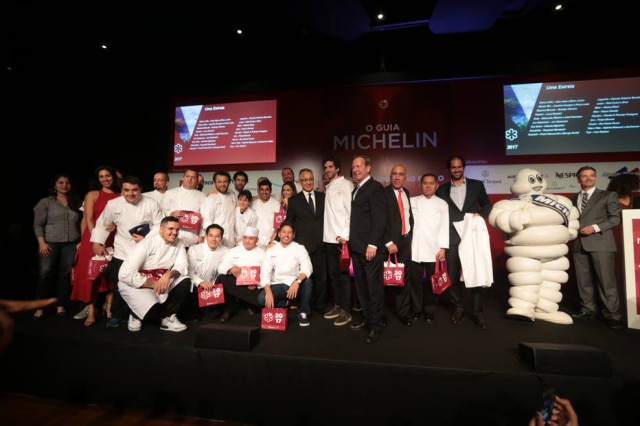 Chefs estrelados se reúnem no fim da cerimônia do Guia Michelin, em São Paulo. 