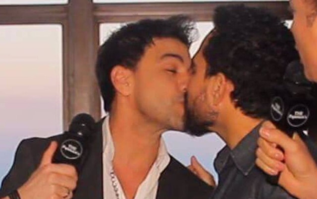 The Paparazzis/Divulgação Cantores se beijaram durante entrevista ao canal The Paparazzis
