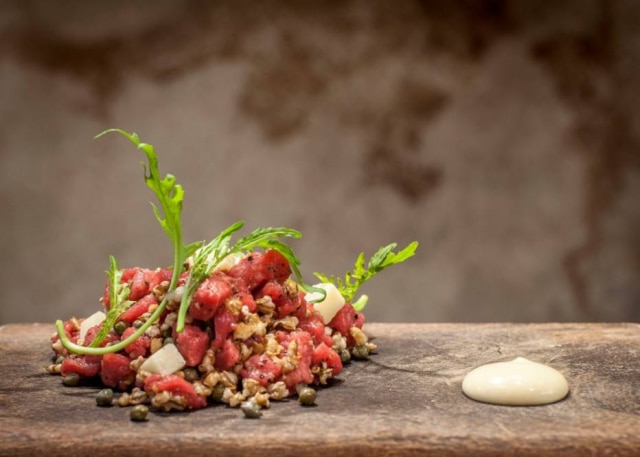 Elisete Borim|Divulgação Nino Cucina. A carne cruda do Rodolfo de Santis leva cevada crocante, pecorino e rúcula