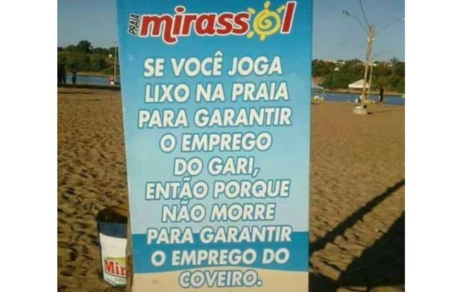 Facebook/ O Brasil Que Deu Certo Secretaria colocou os cartazes na praia sem autorização da prefeitura