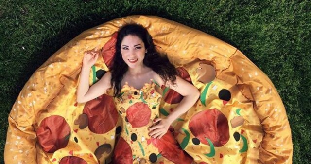 Instagram/@avantgeek Seu vestido de pizza ganhou um concurso promovido pela pizzaria Domino's