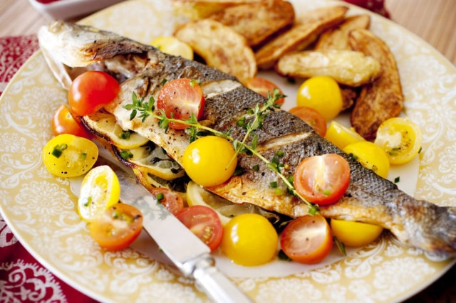 Evan Sung/The New York Times Programação do evento traz ofertas especiais de peixes e frutos do mar em grandes redes de supermercados. Na foto, peixe à grega com tomates marinados.