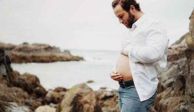 Stephen Cwiok via AP Para acompanhar a namorada grávida, Roberts também deu um jeito de forjar uma barriga de gestação.