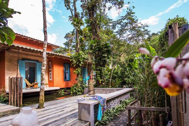 Mônica Antunes Imersa em área de preservação ambiental, casa se tornou refúgio para casal de arquitetos, que colocaram o projeto de pé em 15 meses