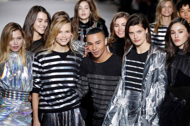 AFP PHOTO / FRANCOIS GUILLOT Olivier Rousteing, ao centro, é estilista da grife desde 2011