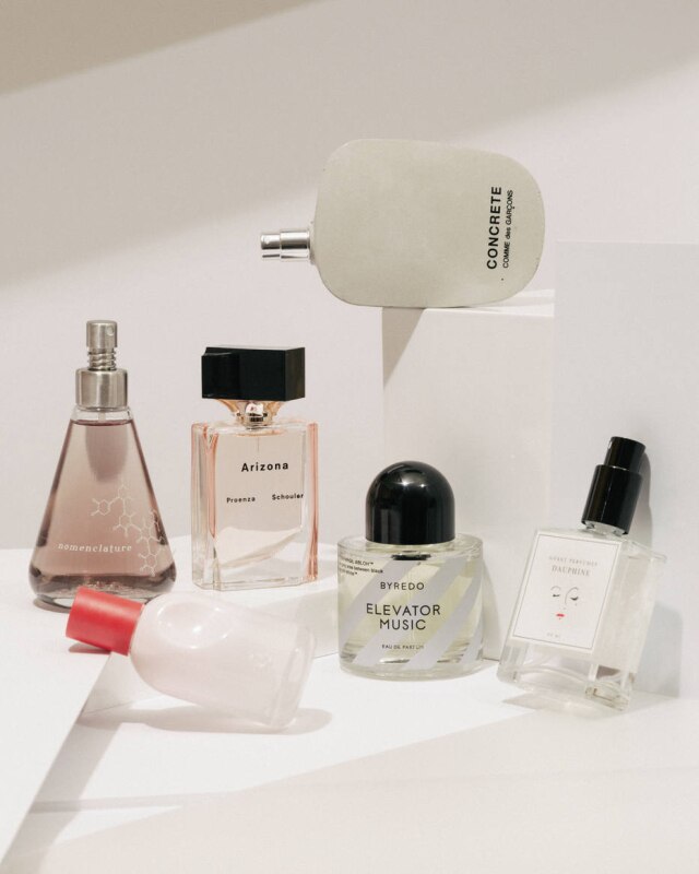 Eric Helgas/The New York Times Uma seleção dos vários perfumes da nova onda de criações (quase) inodoras