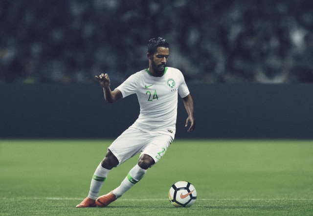 Nawaf Alabid, jogador da seleÃ§Ã£o saudita, com o uniforme assinado pela Nike cuja versÃ£o 2018 tem o novo material Astro Mesh