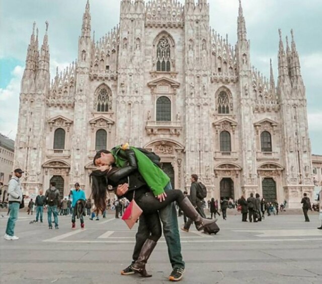Instagram / @dipkisstravels Rob e Joli namoraram à distância durante três anos e decidiram repetir a mesma pose nas fotos durante as viagens que fizeram para se reencontrar.