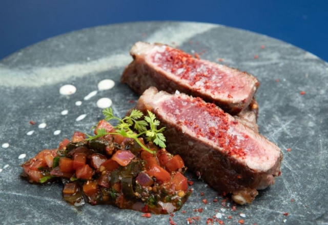 Daniel Teixeira|Estadão Prato de carne com salada que leva o chá preto do Vietnã pai hao trà, de Fred Caffarena