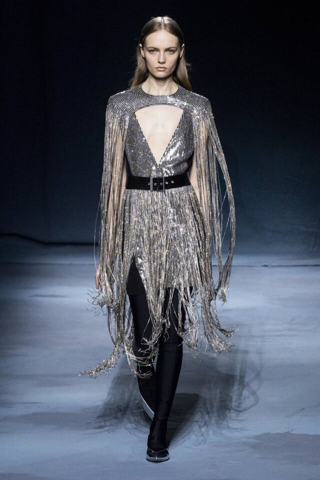 EFE/EPA/ETIENNE LAURENT O prata foi a aposta de Clare Waight Keller para os looks de noite