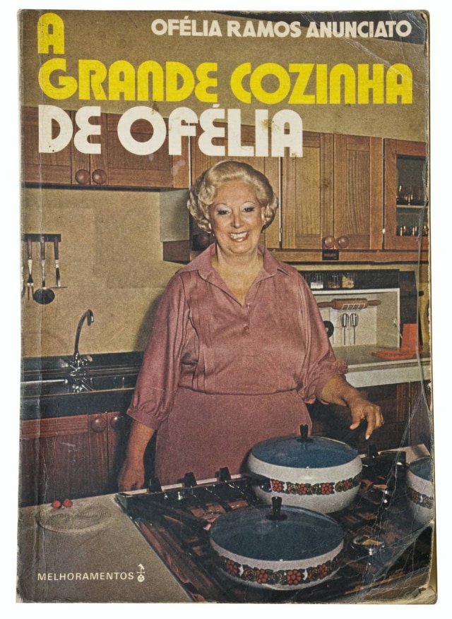 Reprodução do livro 'A Grande Cozinha de Ofélia' | Zeca Wittner / Estadão Um dos livros de Ofélia Anunciato. Em entrevista à Band, sua filha, Beth, revelou dedicatória feita pela própria apresentadora em exemplar entregue a ela: "Querida filha, este foi o primeiro livro que saiu. Ele é seu. Quero que você aproveite estas receitas junto com nossos queridos Jorge, Rodriguinho e Julianinha. Um grande beijo, da mãe orgulhosa de seus filhos. Todas alegrias deste mundo para vocês. Sua mãe, Ofélia."