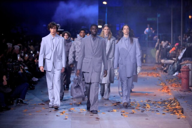 Modelos apresentamÂ peÃ§as do designer Virgil Abloh no desfile de outono/ inverno 2019-2020 para a grife Louis Vuitton durante a Semana de Moda Masculina em Paris, FranÃ§a