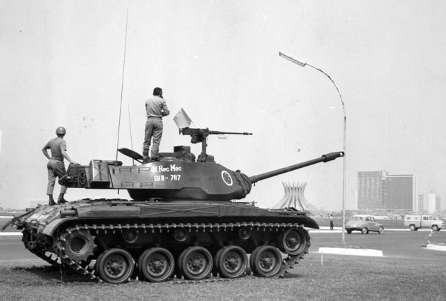 Acervo/Estadão Um carro de combate toma posição, guarnecendo prédios federais em Brasília. A pronta ação das unidades blindadas e da Infantaria do Exército develou em poucas horas o movimento sedicioso deflagrado na manhã de 12/9/1963. Foto: Acervo/Estadão
