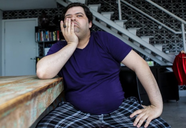 Gabriela Biló / Estadão O humorista Gustavo Mendes em sua casa em dezembro de 2016.