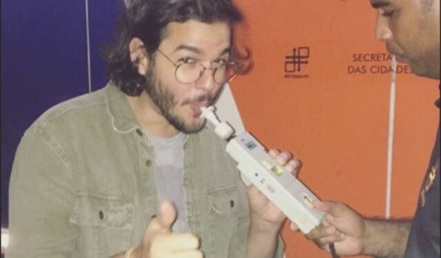 Instagram / @tulio.gadelha Túlio Gadêlha durante abordagem policial em blitz da Lei Seca.