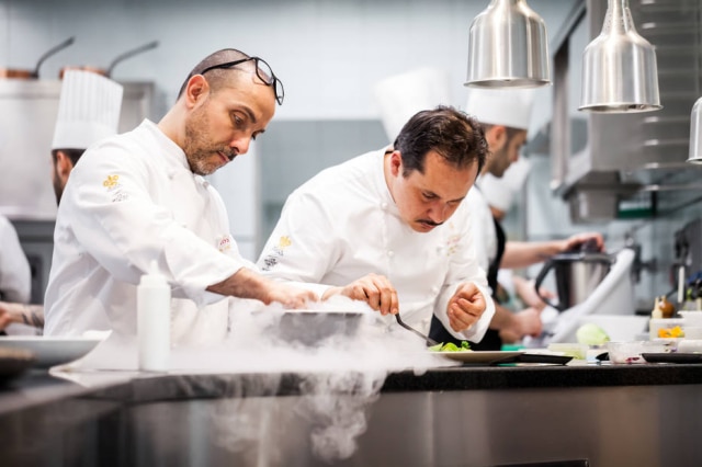 À esquerda, o chef italiano Riccardo Monco, da Enoteca Pinchiorri, único restaurante de Florença a ostentar três estrelas Michelin