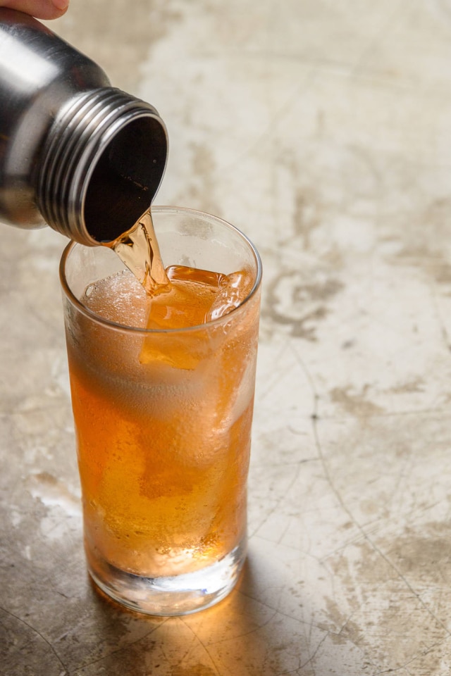 Lucas Terribili Lucitta Fizz, uma combinação de gim, tequila, Aperol, suco de lichia e maçã que Gabriel Santana, do Benzina, gaseifica highball no sifão